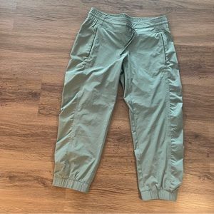Athleta olive ruched drawstring joggers w drawstring size 2
